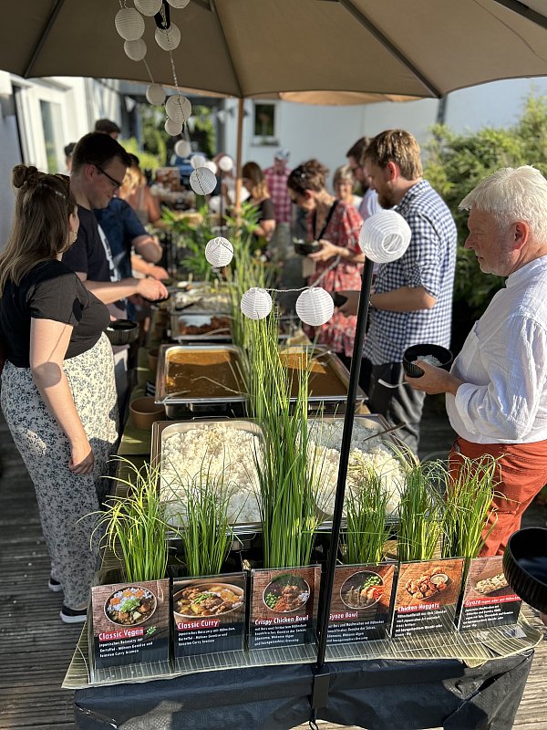Gäste können sich an dem vielfältigen Buffet von Oishii individuelle Bowls zusammenstellen. - © Oishii AT HOME