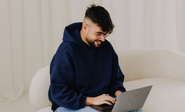 Inzwischen kann der Wechsel in den meisten Fällen über die Internetseite von Krankenkassen beantragt werden. - © bkk melitta hmr/Katya Miller