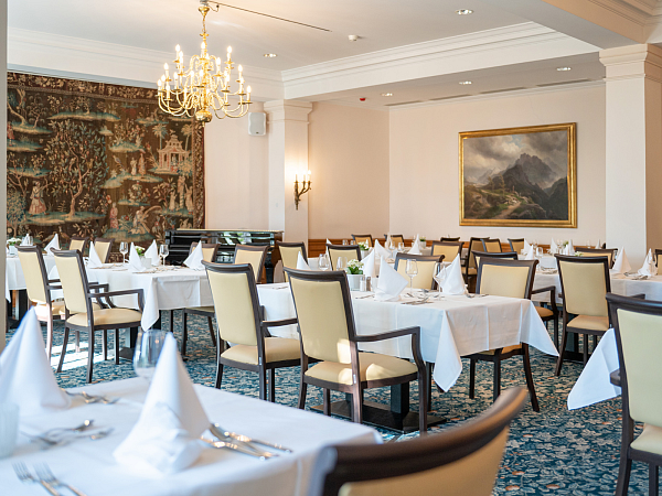 Blick in den Saal mit dem Cafe-Restaurant - © KWA