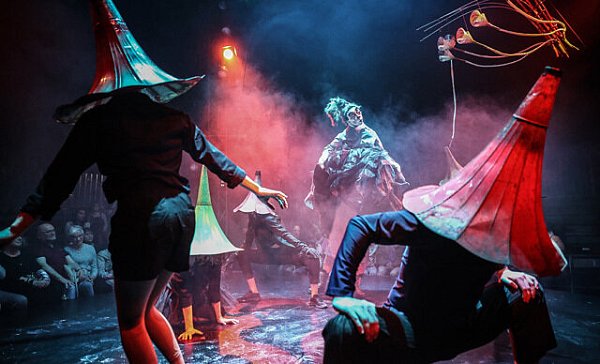 PARAISO ist die Vorstellung eines wunderbaren, göttlichen Ortes. - © Cirque Bouffon