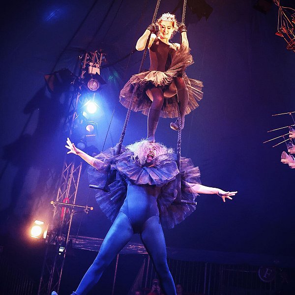 Die mitreißende Inszenierung des Cirque Bouffon entführt in eine poetische Traumwelt. - © Cirque Bouffon