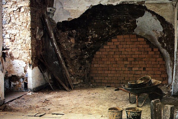 Baustelle: So sah es aus vor der Sanierung in dem Raum aus, wo später die Kapelle errichtet wurde. - © Koptisches Kloster