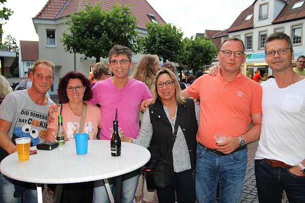 Partylaune: Diese Harsewinkeler Gäste wollten sich einen "schönen, stimmungsvollen Abend" machen. - © Joe Cubick