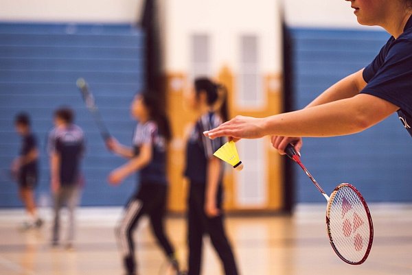 Im Sportpark Enger im Kreis Herford können Kinder unter anderem Badminton spielen. - © Symbolfoto: Pixabay