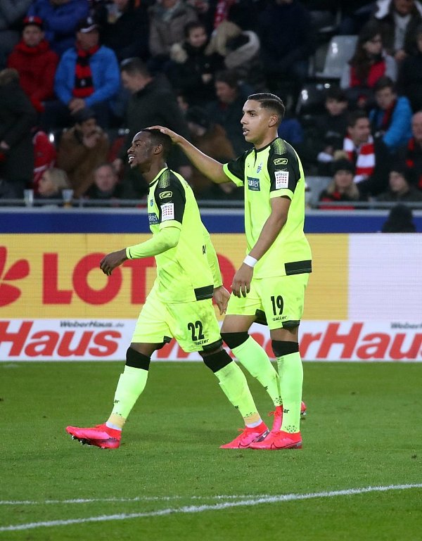 Christopher Antwi-Adjei (l.) und Abdelhamid Sabiri schossen den SC Paderborn in Freiburg zum einzigen Sieg in der Rückrunde. - © picture alliance