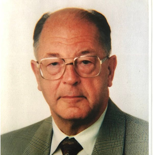 Adolf Gödde leitete das Gymnasium Schloß Neuhaus bis 1994. - © privat