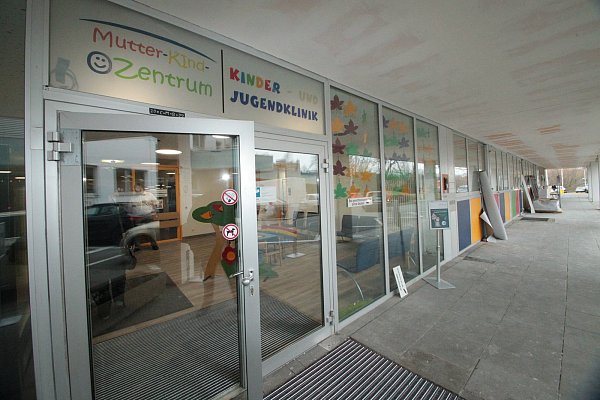 Mehr Licht: Der Zugang zur Kinder- und Jugendklinik ist durch eine veränderte Beleuchtung verbessert worden. - © Peter Steinert