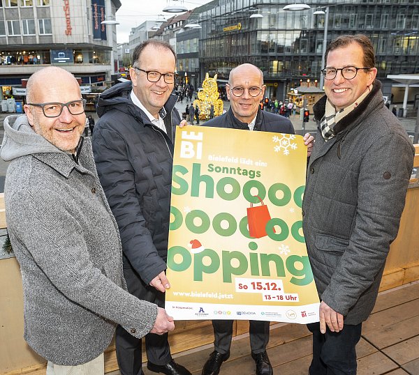 Henner Zimmat, Martin Knabenreich, Thomas Kunz und Dominik Heuer freuen sich auf den verkaufsoffenen Sonntag in Bielefeld. - © Jörg Dieckmann