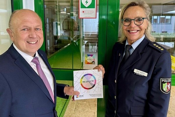 Christoph Rüther, Landrat und Behördenleiter und Leitende Polizeidirektorin Margit Picker, Abteilungsleitung Polizei, im Eingangsbereich der Wache Paderborn. - © Paderborn