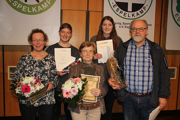 Monika Dümke (l.), Irmtraud Wilking (3.v.l.) und Klaus Grüning (r.) wurden für ihr ehrenamtliches Engagement ausgezeichnet, Tim Peter (2.v.l.,) und Carlotta Hülshorst (4.v.l.) erhielten den Ehrenamtspreis für junges Engagement. - © Klaus Frensing