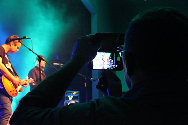 Begeisterte Fans: Viele Zuhörer nutzen während des Konzerts in der Werretalhalle die Chance, die Band mit dem Handy zu filmen. - © Sonja Töbing