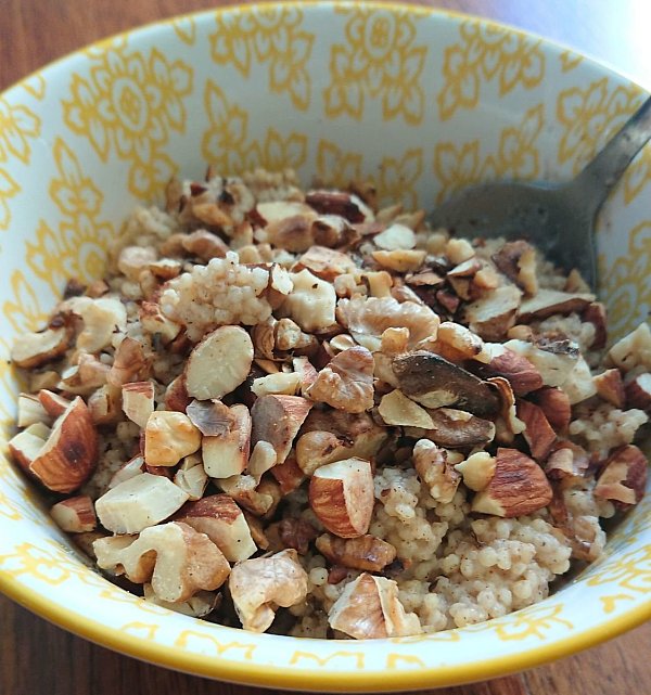 Süßes Frühstück ohne Zucker: Hirse in Kokos- oder Mandelmilch aufkochen, Zimt oder gemahlene Vanille und Nüsse dazu. - © Angela Wiese