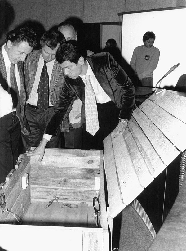 Der Angeklagte Dieter Zlof (r.) betrachtet einen Nachbau der Kiste, in der Richard Oetker gefangen gehalten wurde. Links neben ihm seine Anwälte Rolf Bossi und Steffen Ufer. - © Archivfoto: dpa