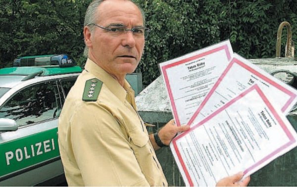 Polizeisprecher Karl-Heinz Stehrenberg zeigt 2005 die Zeugenaufrufe, die auf 85 Altglascontainern aufgehängt wurden. - © Richard Zelenka