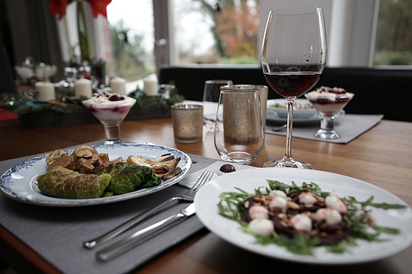 Die Wirsing-Roulade mit Pilzen, dahinter steht das Dessert. - © www.gerald-dunkel.de