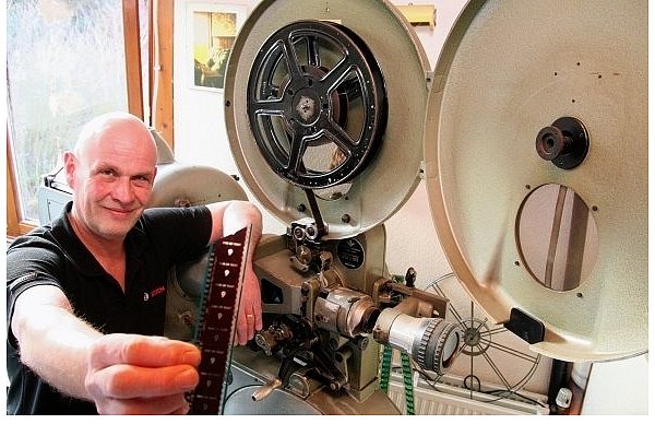 So heißt dieser letzte Schnipsel der Filmrolle, die Horst Schnitzmeier 1998 als allerletzten Film im Deli-Kino einlegte. Und er weiß auch heute noch ganz genau: "Es war 22.35 Uhr, es lief" Der Soldat James Ryan, so Schnitzmeier. Für den alten Filmprojektor, der sein Zuhause ziert, braucht der 52-Jährige allerdings mehr Filmrolle. - © FOTO: BÖMER