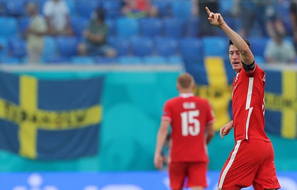 Polens Robert Lewandowski bejubelt sein Tor zum 1:2 gegen Schweden. - © Igor Russak/dpa