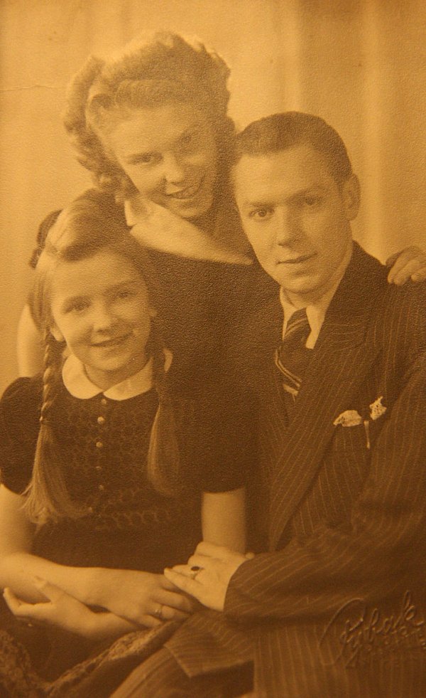 Familienfoto: Ingrid, Schwester Lore und Bruder Rudolf Blöbaum (er wurde in den letzten Kriegstagen noch an die Ostfront eingezogen) auf einem Foto aus dem Familienalbum. - © Foto: Privat