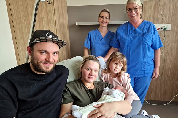 Christian Werny (32), Jessica Werny (23), Emma Estelle, Emilia (4) und die beiden Hebammen Linda Burgmaier und Nina Dehlau. - © Katharina Eisele
