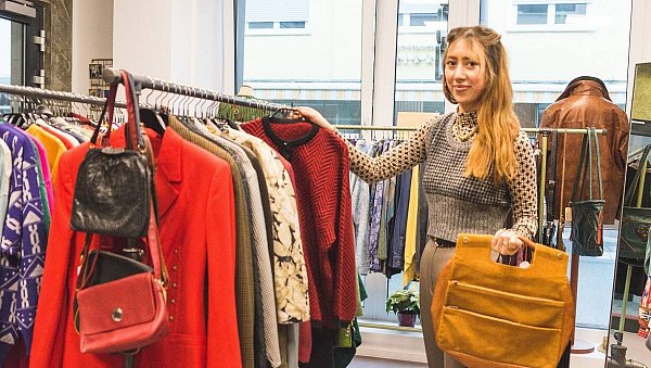 Beatrice Ernesti verkauft in ihrem Laden "Ewig Vintage" individuelle Second-Hand-Mode - © Lena Henning