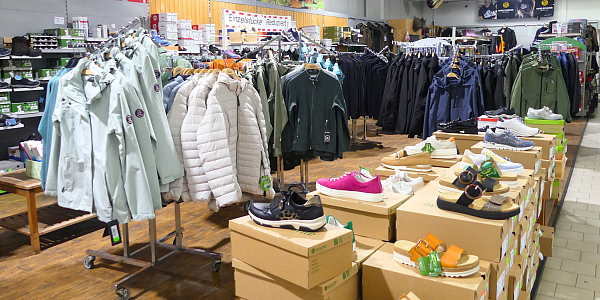 Ob hochwertige Tiernahrung, Jagd-, Arbeits- und Outdoorbekleidung, Pflanzen und Gartenartikel – das Angebot ist breit gefächert und sorgfältig zusammengestellt. - © Raiffeisen-Markt Lichtenau
