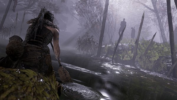 Während der Flussfahrt im Prolog, lernen wir, die ständig ängstlich brabbelnden Stimmen als Teil von Senuas Psyche zu akzeptieren. - © Ninja Theory