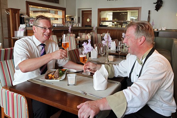 Zum Wohl: Der Inhaber der Detmolder Hofs, Christof Blomeyer (l.), und Küchenchef Matthias Weinert stoßen im Bistro des traditionsreichen Hotels in der Detmolder Innenstadt an. Fotos: Bernhard Preuss - © Bernhard Preuss