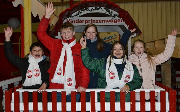 Inspektion bestanden: Die kleinen Tollitäten Martinus I. und Emilija I. begutachteten gemeinsam mit ihren Pagen Aiman Kamareddine (l.) und Johanna Schäfers ihren Kinderprinzenwagen und übten schon einmal die „Helau“-Rufe. - © Silke Riethmüller