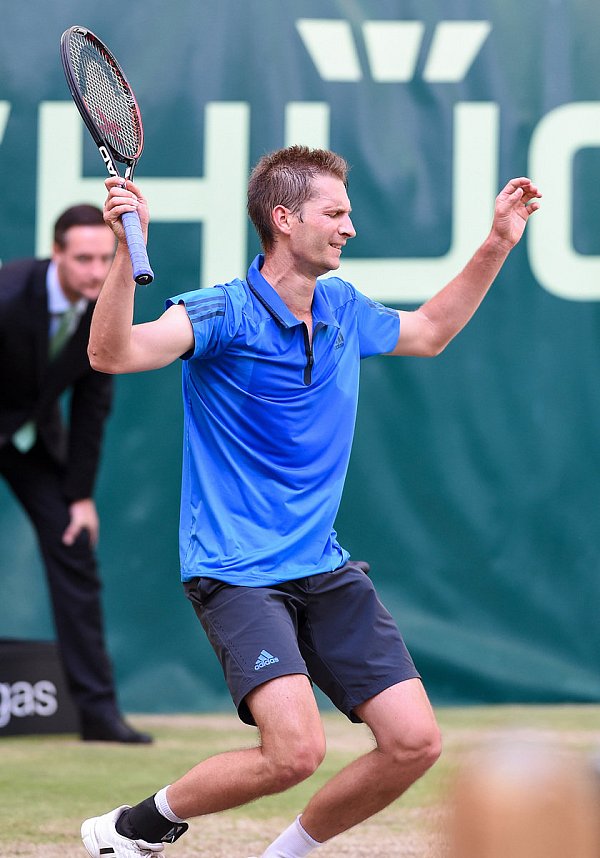 Jubel mit letzter Kraft: Florian Mayer wirkt nach seinem letztjährigen Finalsieg erschöpft, aber glücklich. - © Christian Weische