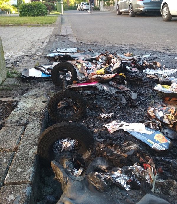 Mehrere brennende Mülltonnen musste die Feuerwehr löschen. - © Rainer Stephan