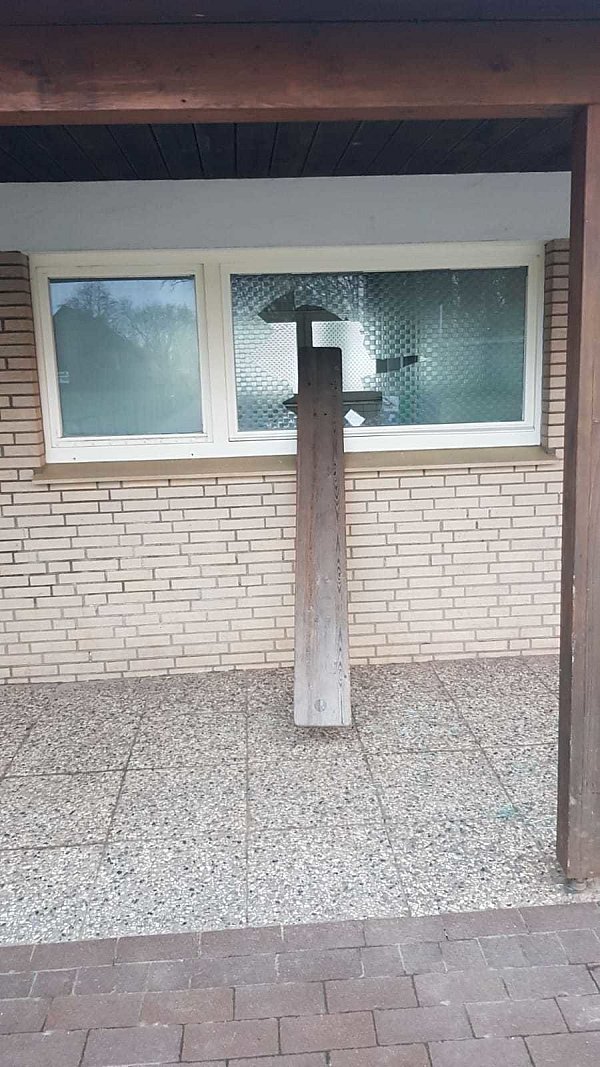 Die Täter benutzten die Bank einer Festzeltgarnitur, um die Scheibe des Kabinentrakts einzuschlagen. - © SV Schnathorst