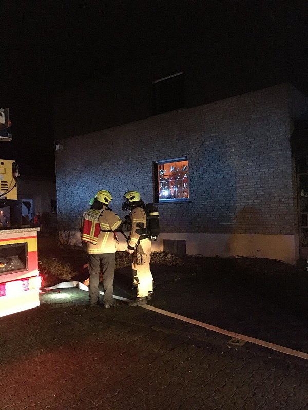 Die Feuerwehr war mit zwei Löschfahrzeugen vor Ort. - © Feuerwehr Paderborn