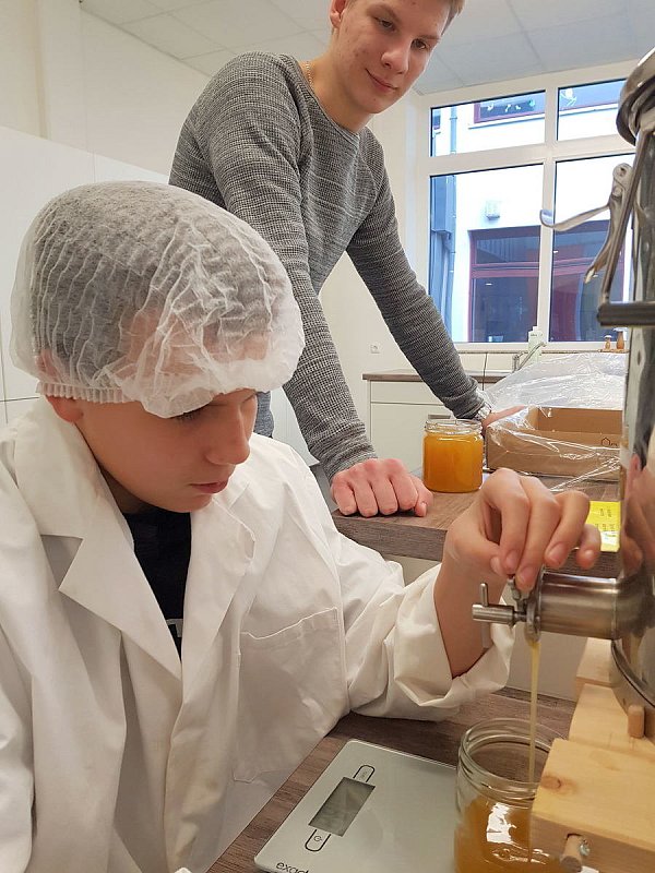 Lucas (7b) und Michael (10b) beim Abfüllen des Honigs - © Hans-Georg Zwicker
