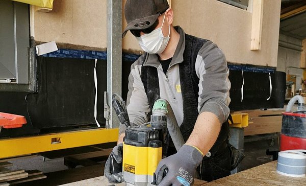 Zusätzlich zur Maske trägt Erik Zünd bei der Arbeit an der Fräse auch eine Schutzbrille. - © privat