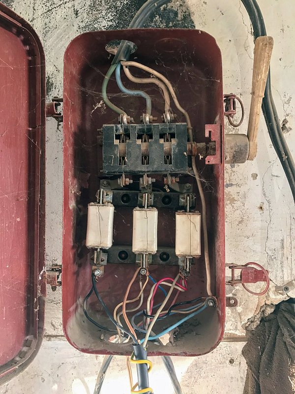 In Kasachstan: Im Café geht es direkt an den Sicherungskasten. - © Privat