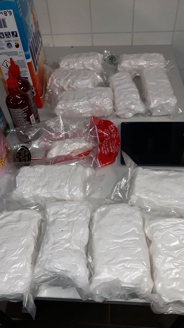 Beachtlicher Fund: Bei einer Kontrolle auf der A2 bei Porta Westfalica entdeckte die Autobahnpolizei Bielefeld 15 Kilogramm Amphetamine im Kofferraum eines Saab. - © Polizei Minden-Lübbecke