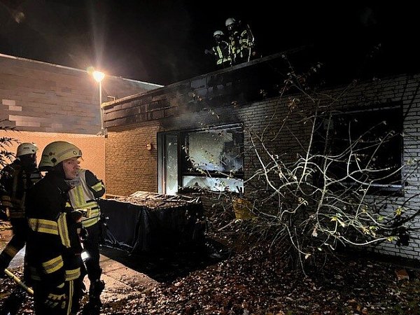 Der Bereich um das Gebäude war bei Eintreffen der Einsatzkräfte bereits stark verqualmt. - © Thorsten Heß