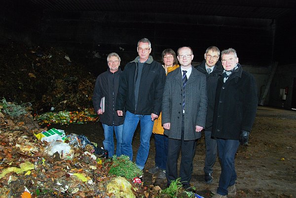 Störstoffe bereitet Sorgen: Udo Busse (Umweltamt Kreis Herford, v. l.), Sebastian Böhme (Kompotec Kompostierungsanlage GmbH), Ute Lepper (Kompotec Kompostierungsanlage GmbH), Christian Antl (Vorsitz Ausschuss für Umwelt und Planung Kreis Herford), Karlgünter Eggersmann (Kompotec Kompostierungsanlage GmbH), Ralf Heemeier (Kreisdirektor) trafen sich im Herbst bei der Firma Kompotec, um über die Problematik zu diskutieren. - © Mareike Patock