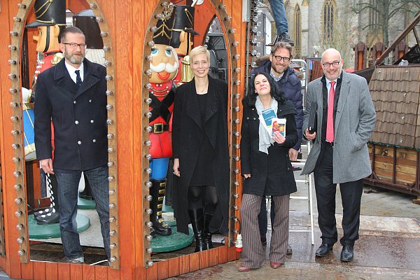 Erwartungsfroh: Jan-Erik Weinekötter (Gütersloh Marketing, v. l.), Claudia Radigk (Karstadt), Eva Willenborg (Gütersloh Marketing), Friedrich Flöttmann (Werbegemeinschaft) und Jens Hermann (Stadtwerke) freuen sich auf den Weihnachtsmarkt. - © Michael Schuh