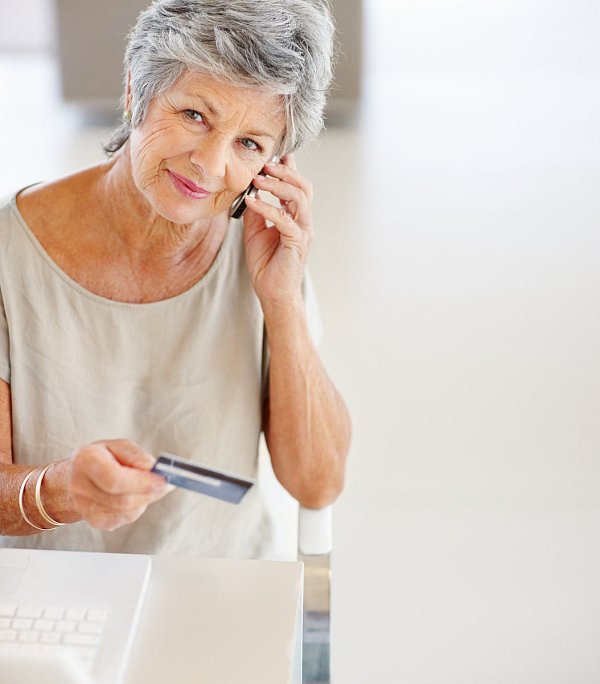Besser keine Auskünfte erteilen: Trickbetrüger versuchen gezielt Senioren am Telefon davon zu überzeugen, Geld von ihren Konten abzuheben. Dabei geben sie sich auch als Polizisten aus. - © Daniel Laflor