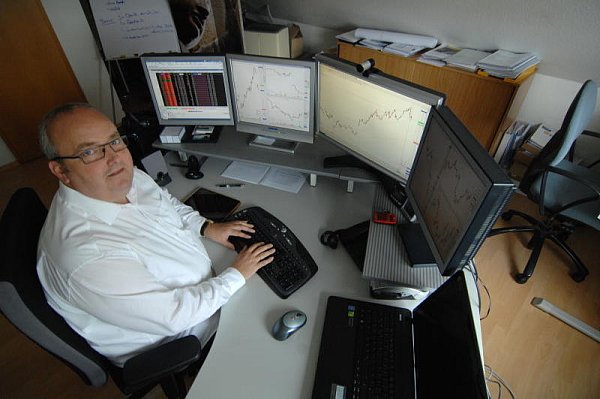 Mario Lüddemann beobachtet den Deutschen Aktienmarkt intensiv. "Der Markt ist schneller als die Realität", sagt er. Bereits Gerüchte über Firmenpleiten oder neue Produkte wirken sich aus. "Wenn die Nachricht dann raus ist, sind die Kurse schon wieder fast normal." - © FOTO: NATALIE GOTTWALD