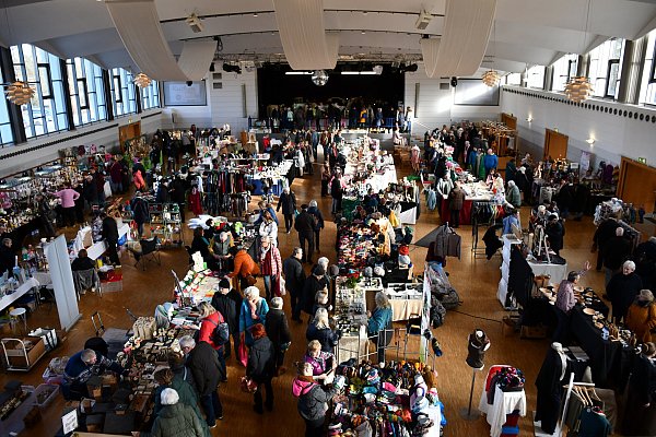 Auch bei schlechtem Wetter einen Besuch wert: Der Kunsthandwerkermarkt ist überdacht. - © Louisa Kohnert