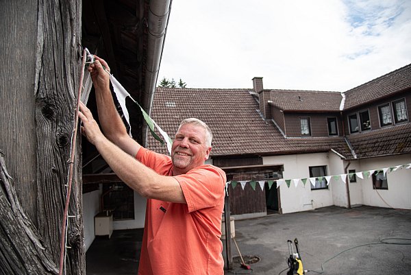Festleiter Axel Grübel schmückt den Platz, an dem das Bataillon an diesem Wochenende beim Bierkönig antritt. - © Felix Brenneke