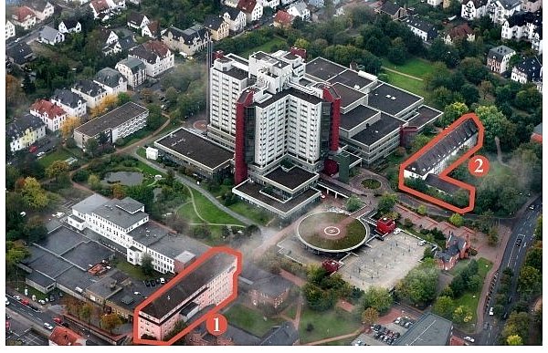 Das Städtische Klinikum Mitte wird 2016 ein anderes Gesicht als heute haben - das langgestreckte Gebäude rechts oben (2) wird durch einen Neubau ersetzt, in den unter anderem die zentrale Notaufnahme einzieht. Links vorne wird die Verwaltung gebündelt (1). - © FOTO: ANDREAS ZOBE