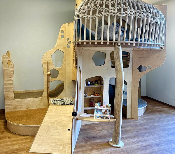 Nicht nur das namensgebende Baumhaus im Garten ist ein echter Blickfang, auch die Installationen im Inneren der Kita können sich sehen lassen und werden von den Kindern begeistert angenommen. - © Projekt Begegnung