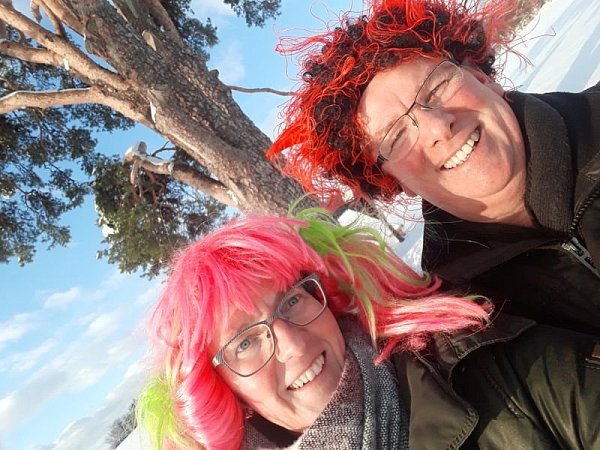 Den bunten Tupfer zum Weiberkarneval in Borgholz setzten Monika und Klaus Werneke in diesem Jahr bei einer ausgedehnten Schneewanderung. - © Monika Werneke