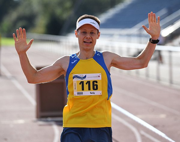 Premierensieger: Der vereinslose Yuriy Bezsonov sicherte sich im vergangenen Jahr den ersten Platz beim ersten Almetal-Marathon. Er kam damals nach 2:52 Stunden im Paderborner Ahorn-Sportpark ins Ziel. Am 14. Oktober steigt nun die Neuauflage. - © Marc Köppelmann