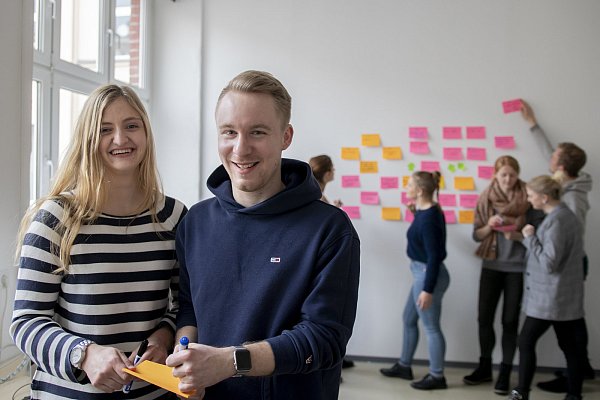 Theresa Müller (l.) und Nils Vogelsang sind Studenten der FHM Bielefeld. Gemeinsam mit ihren Kommilitonen veranstalten sie ein Design Thinking Camp, den Starters Summit.
 - © Carina Schmihing