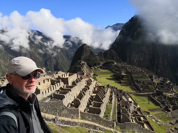 Sammelte bleibende Eindrücke in Südamerika: Bernard Jarczak in Machu Picchu, oben eingeklinkt im Theesener Dress. - © Privat