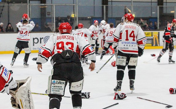 Geschafft: Als in Diez der Abfiff ertönt gibt?s kein Halten mehr. Schläger, Helme, Handschuhe - alles fliegt aufs Eis. Die Spieler fahren zu Torwart Kieren Vogel, um den meisterlichen Triumph zu feiern. - © Tom Neumann
